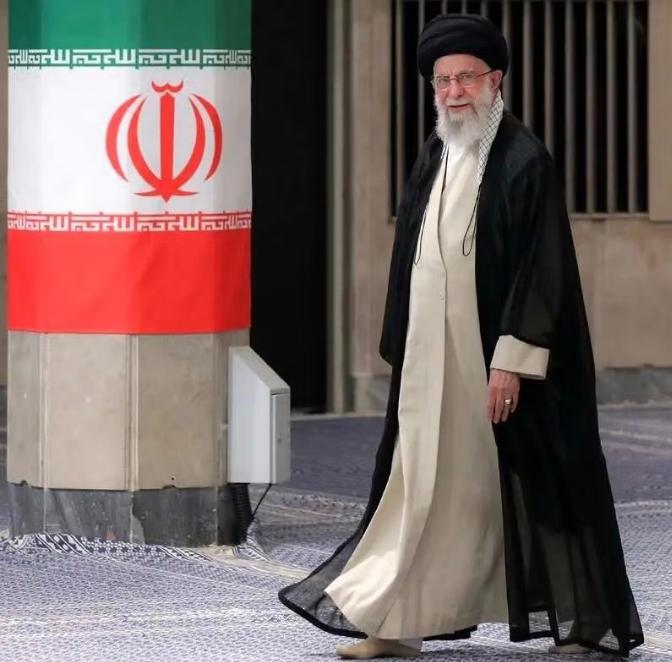 突发！大批武装分子围攻哈梅内伊官邸，超100人被当街击毙？据多家伊朗媒体报道，当