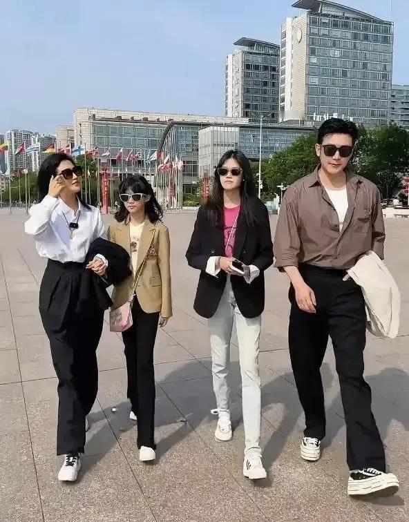 陆毅一家人都戴上了墨镜，非常有气质