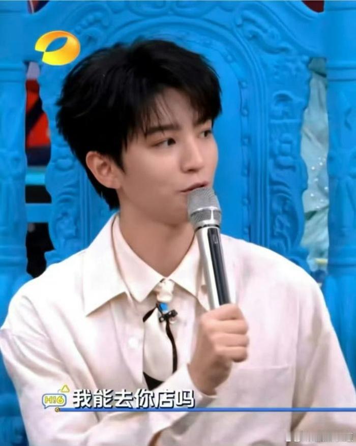 王俊凯在节目上挺会接梗的，冷笑话一套一套的，但他私下话不多，很有自己的想法。 