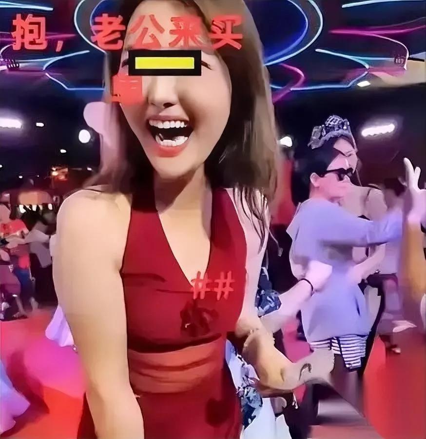 这女的是不是疯了？当着老公女儿面，直接搂俩男模拍照还让老公买单？

江苏那边的热