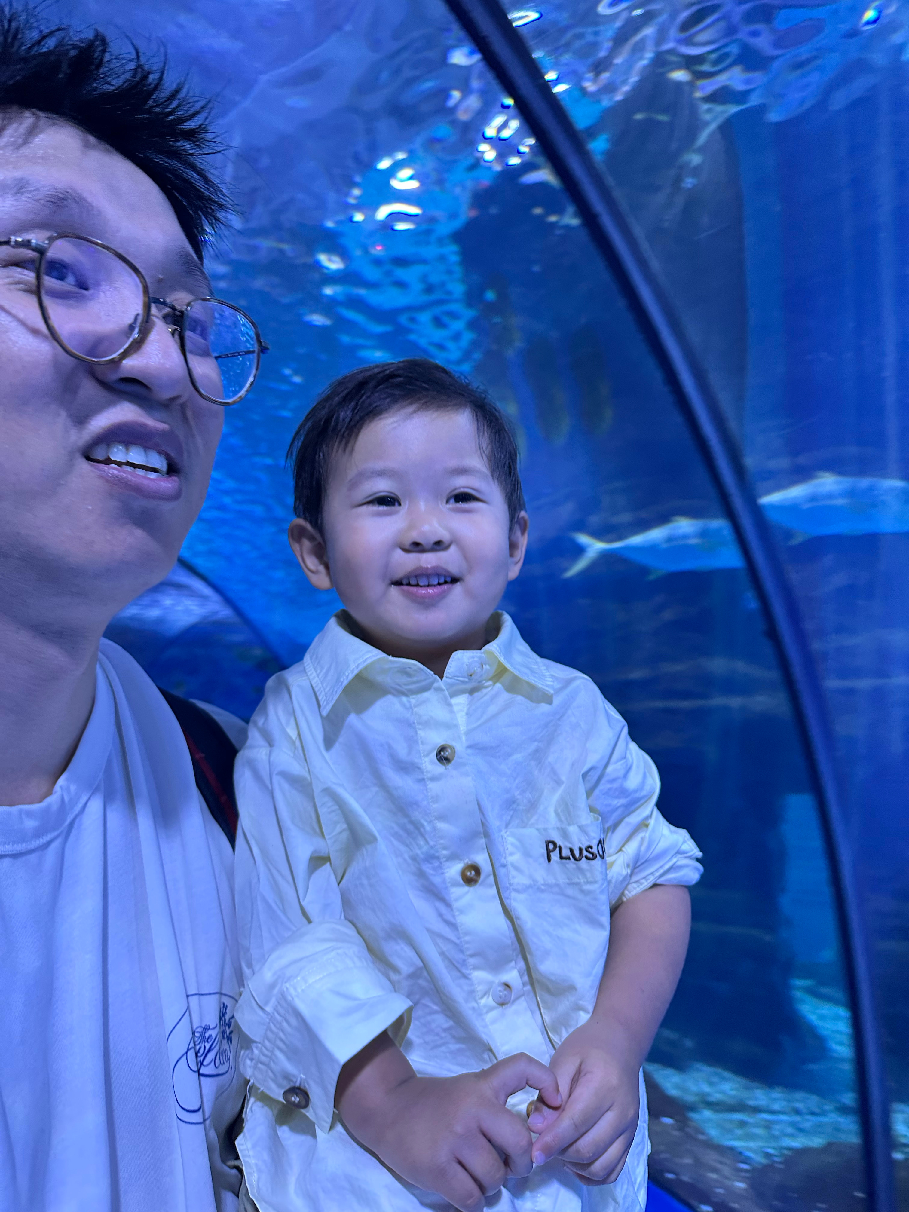 昨天在水族馆的快乐小孩。 