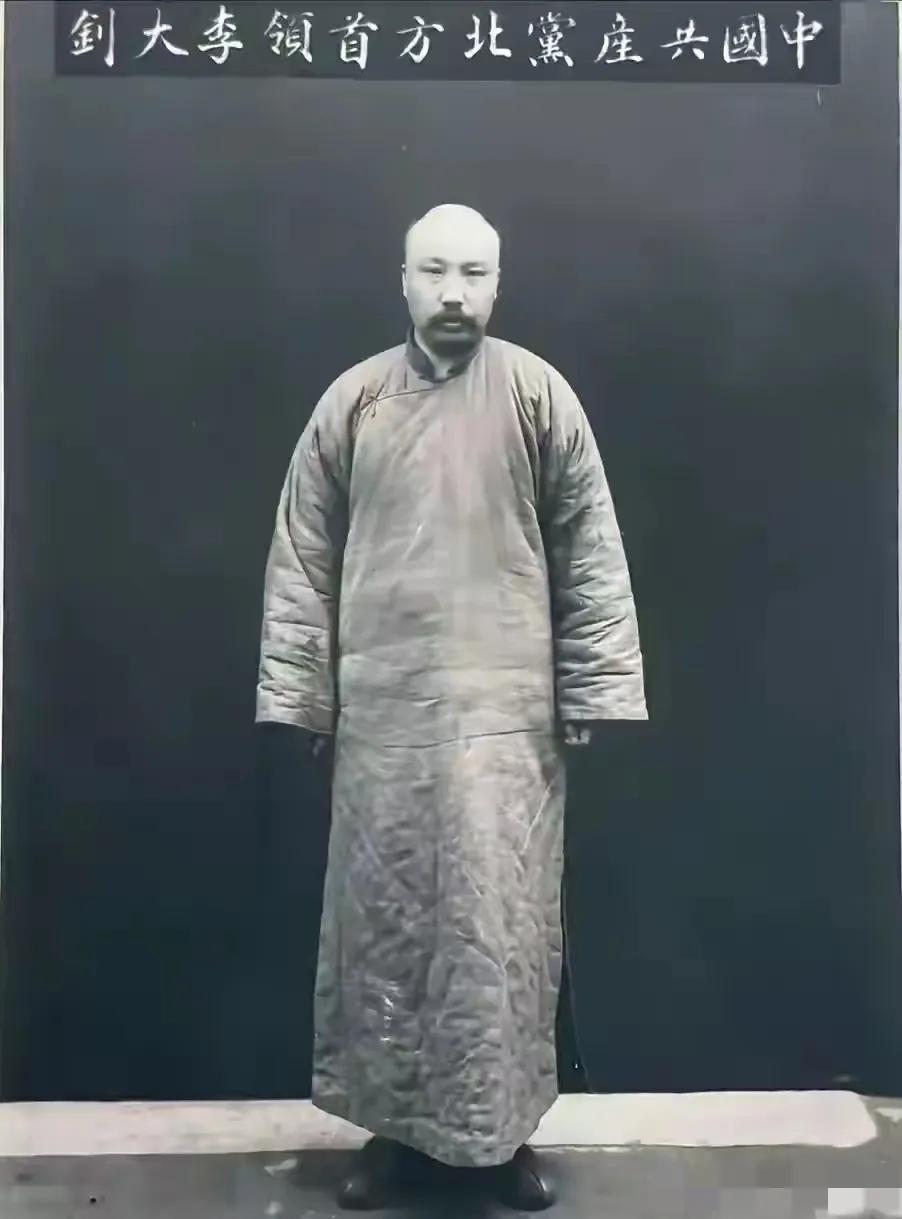 这是革命先驱李大钊等一众烈士就义之前的影像，目光坚定，无惧生死。向革命先驱致以最