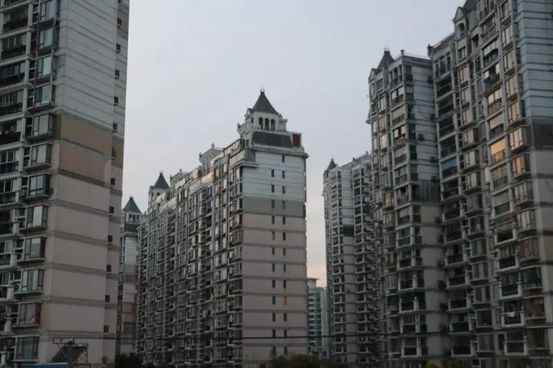 北京和上海二手房市场火爆，原因不少。从需求端看，很多年轻人涌入这两座城市，他们工