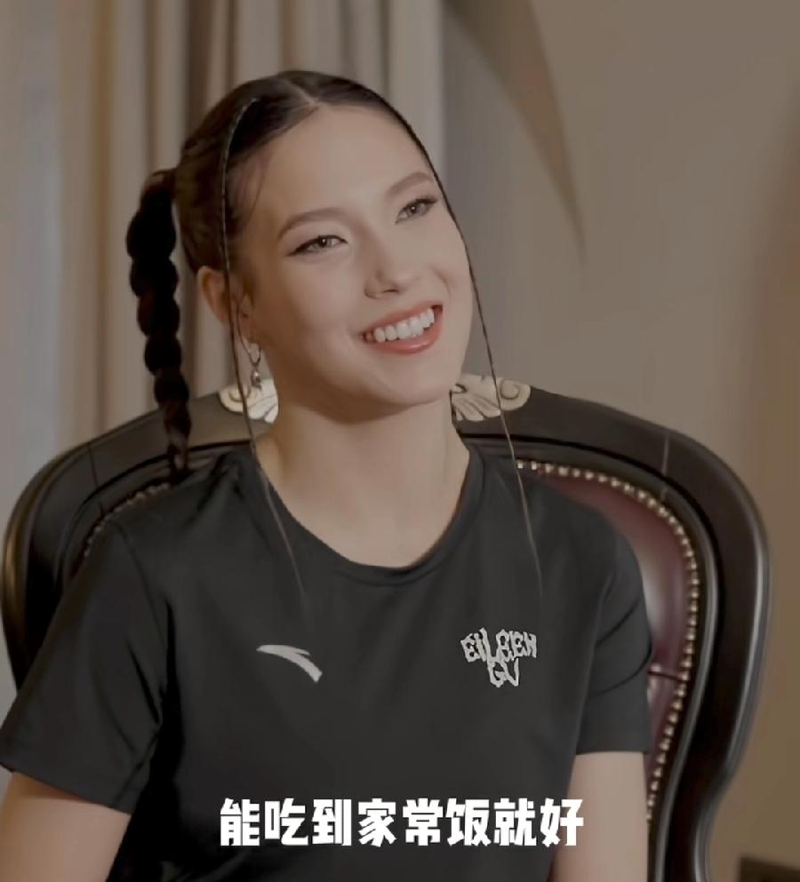 谷爱凌，在米兰给中国同胞们拜年，很走心，梳了两个大麻花辫，秒变中国大姑娘！今晚春