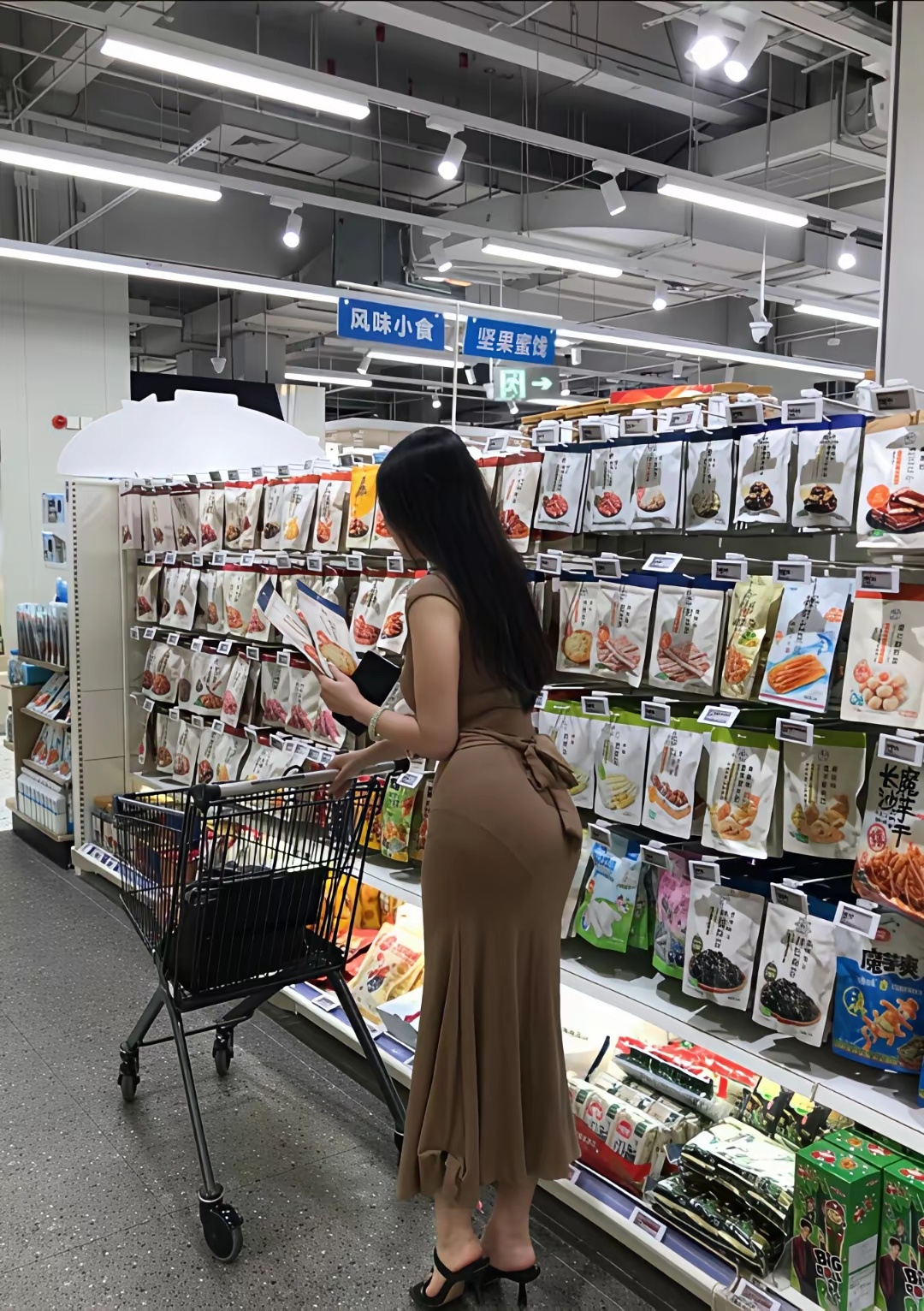 表妹跟我说:她现在怀孕了婆家让她先把证领了婚礼要等生完孩子以后再办彩礼也说生娃的