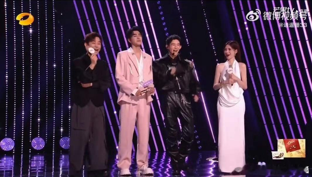 何炅 秀梅老师少上点网吧声鸣远扬 殷秀梅老师一句“快乐美声”引爆笑点，何炅在线“