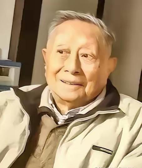 1942年，一名伪军师长派人送给粟裕两包烟，粟裕疑惑地拆开烟盒一看，里面竟藏了一