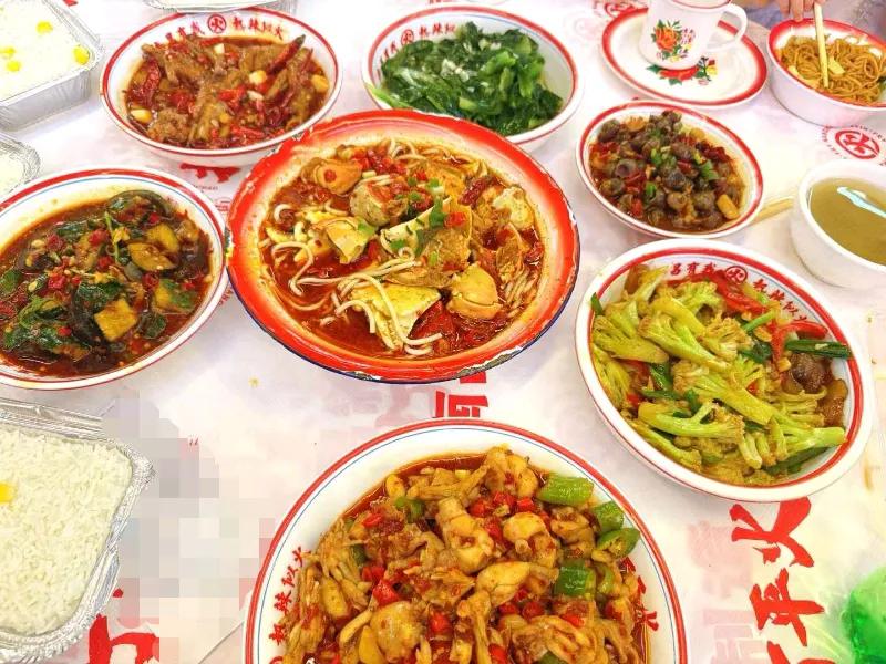 都说江西能吃辣，我是江西的，还是有点吃不来，但是吃辣的“抵抗力”，还是不知不觉锻