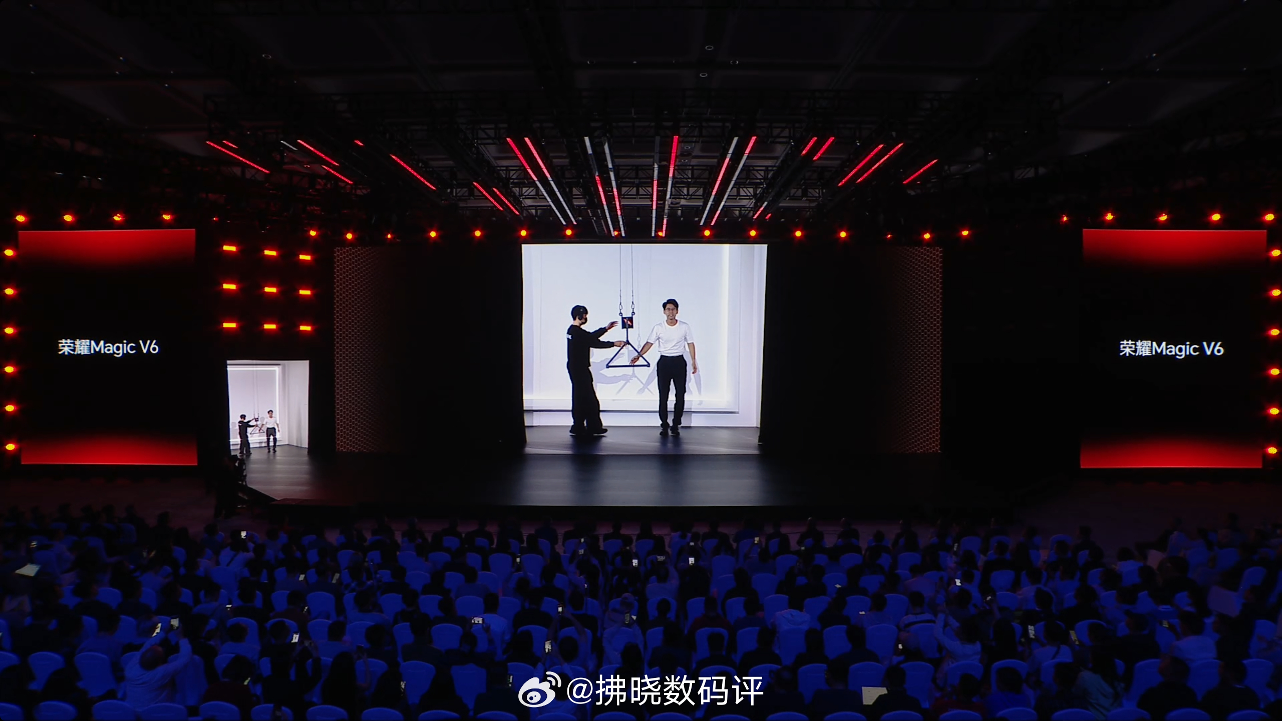 荣耀Magic V6采用了新一代鲁班盾构钢铰链，3150吨级航空级锻造工艺，直接