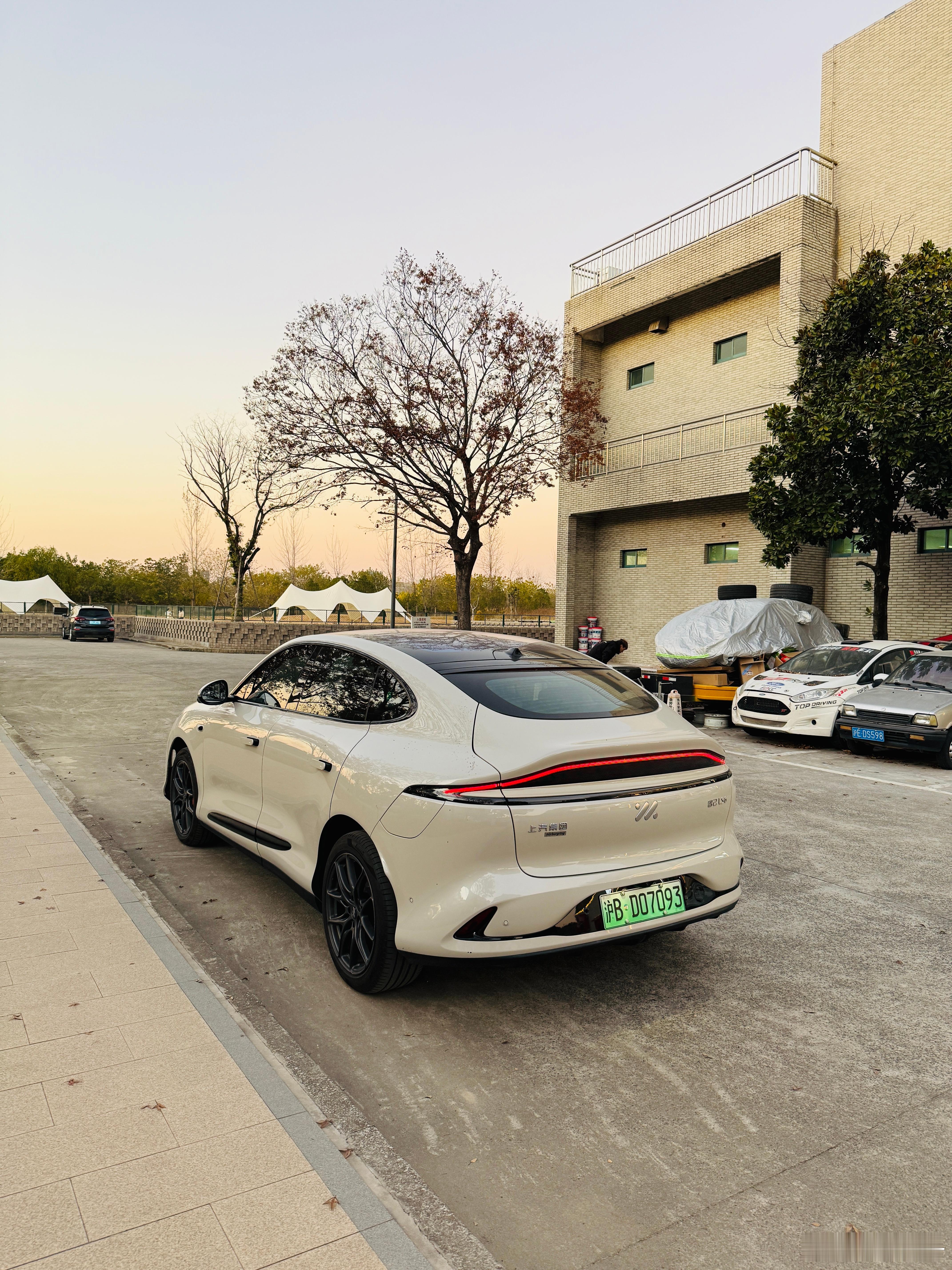 LS6还没卖，也不考虑卖，仍然是通勤主力。主要有沪牌，所以我暂且计划把它开到报废