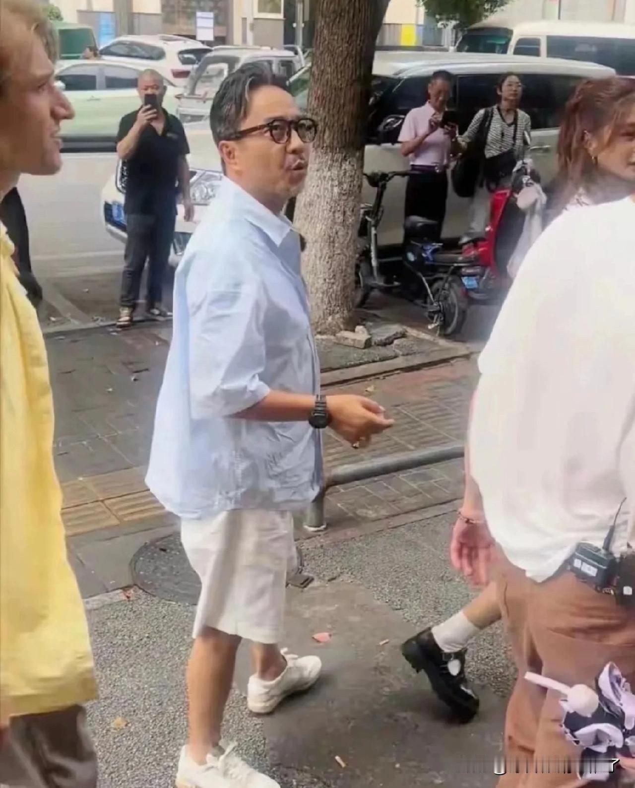 汪涵才51岁，就显得这么沧桑了。
可能被芒果台给边缘了，过的不是特别如意吧！
不