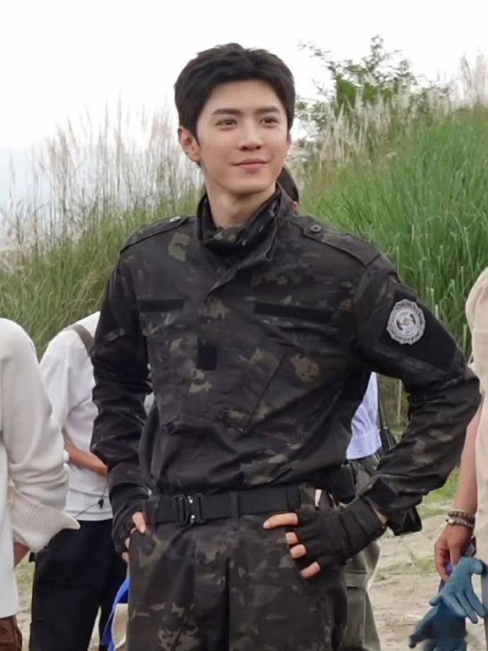 陈哲远大侦探路透梦回李瓒大侦探 陈哲远在大侦探这套“特种兵”造型也太帅啦，身姿挺