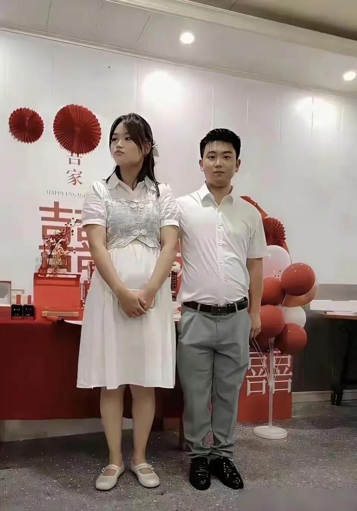 一张男女表​情​反差巨大的订婚照近日走红网​络，迅速引爆网友​对当代​婚姻现​状