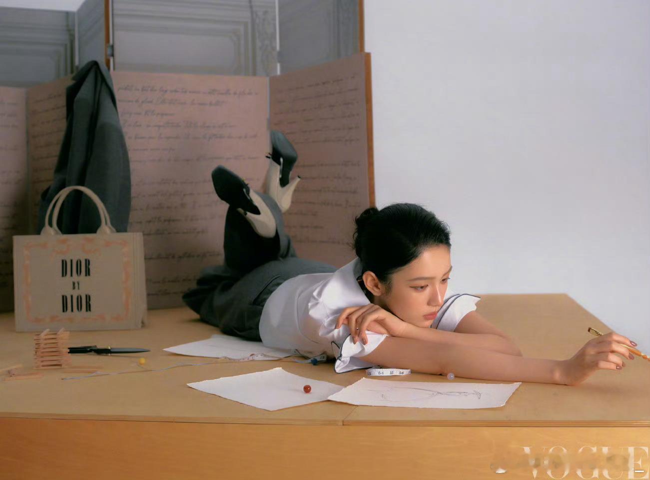 周也 油画里走出来的少女啊啊啊啊是周也，油画里走出来的少女，谁懂周也的时尚感啊，