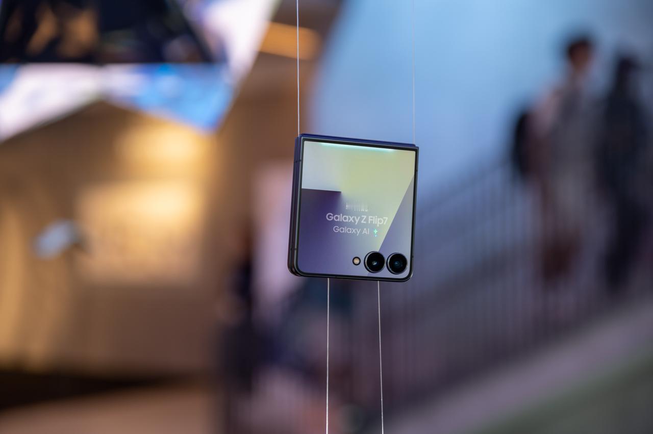 再来一组Galaxy Z Flip7真机实拍，外屏升级到4.1英寸，边框很窄，内