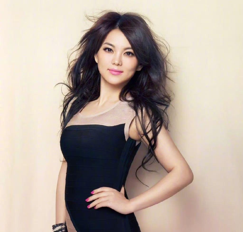 李湘活成了让所有人都向往的样子！

李湘发文称自己已经退休，剩下的时间陪孩子陪老