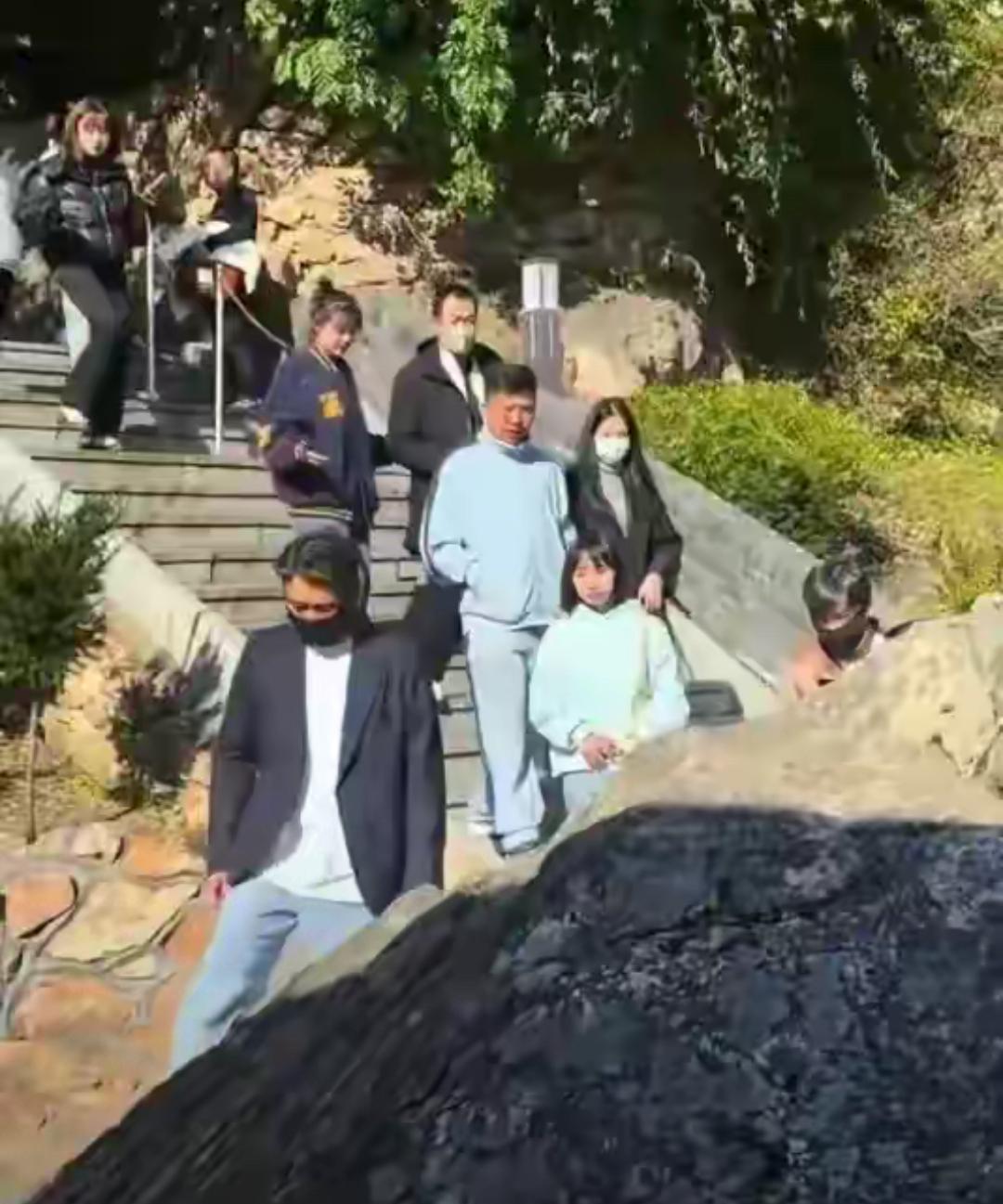 辛柏青带17岁女儿寺庙祈福！女儿长的很像妈妈朱媛媛，李乃文陪着
娱乐 明星