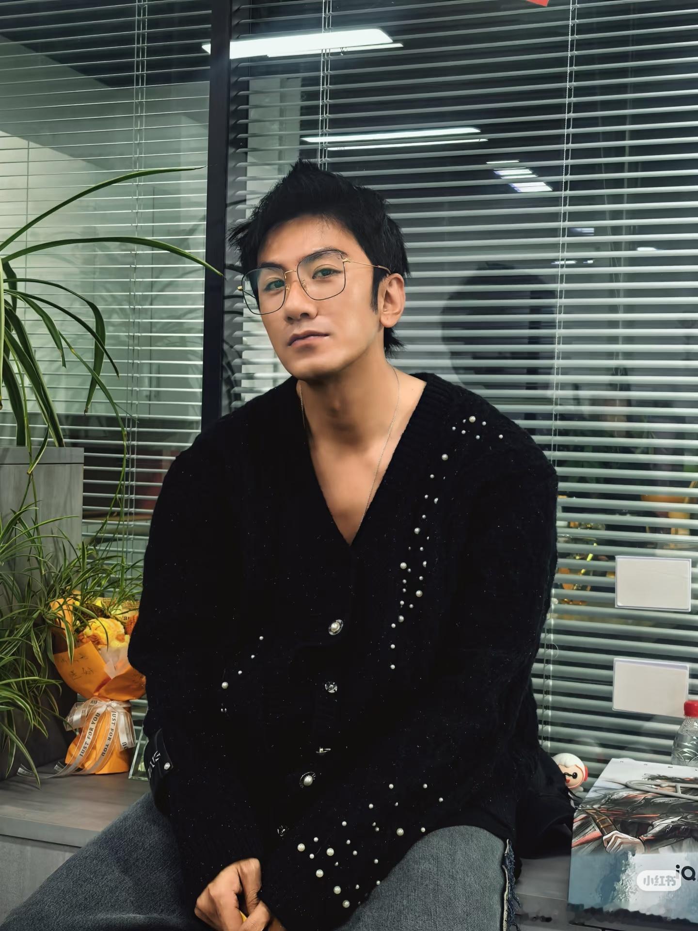 肖顺尧这个毛衣和眼镜真可以啊，一改以往直不楞登的风格，变得好骚媚，好撩拨啊。👍