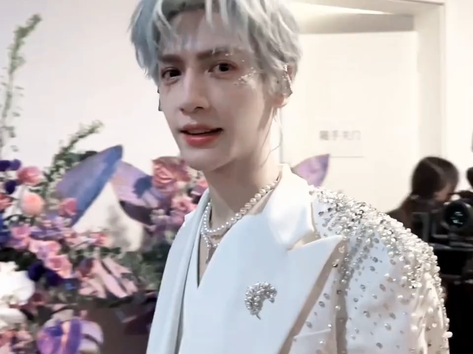 投稿  演唱会台后的罗云熙，像一只精致漂亮的布偶猫 
