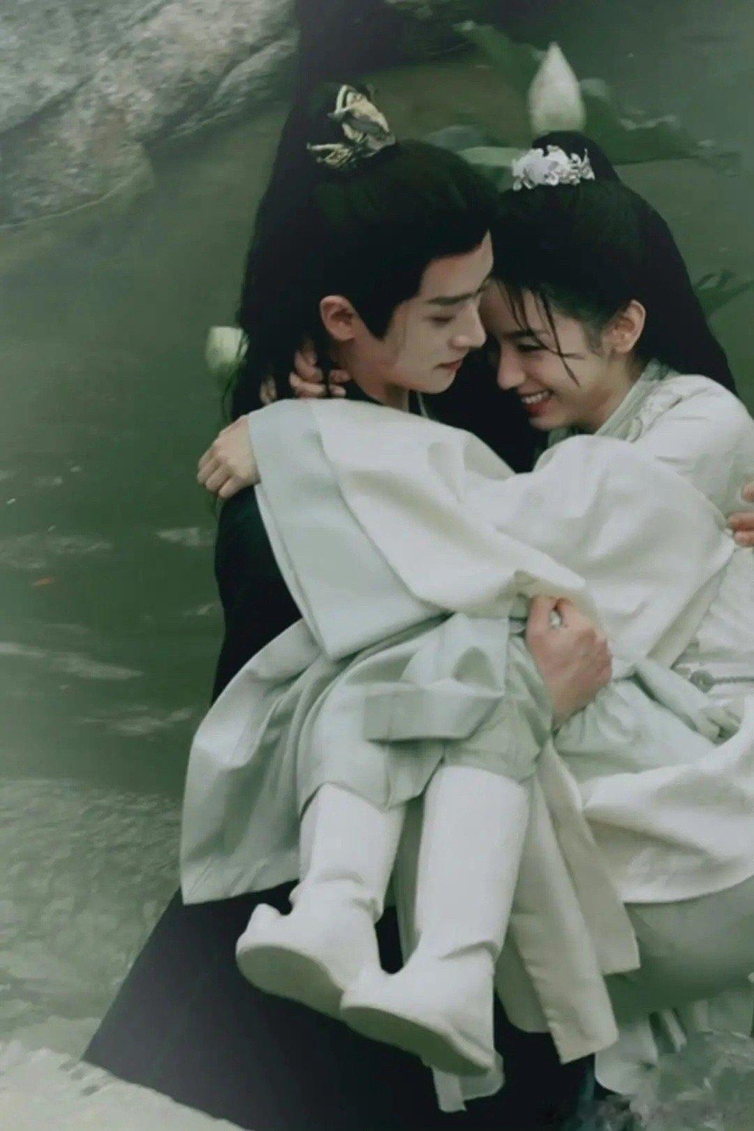 周也果然和很多人都有cp感，这个照片看起来就很好嗑 ​​​