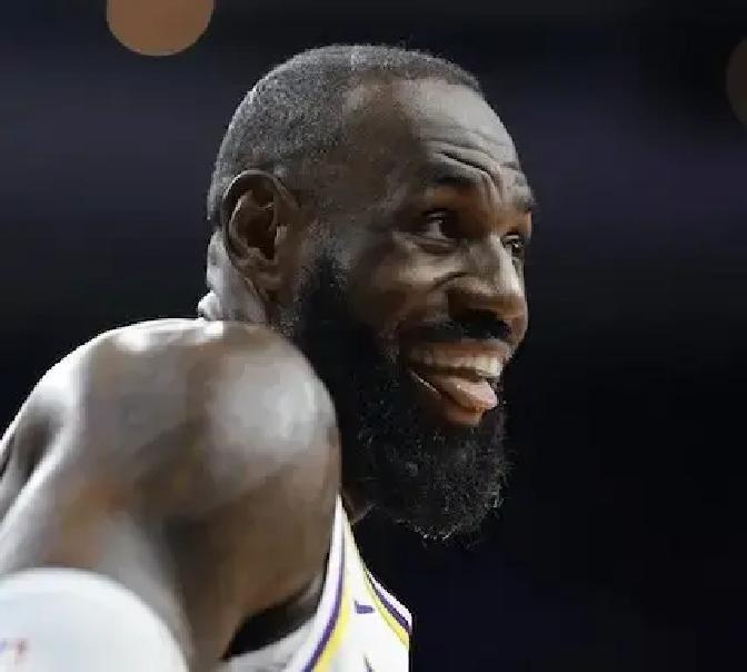 5142万死钱锁死湖人
 
詹姆斯不跳选项，湖人连底薪都签不起。老板珍妮手里只剩