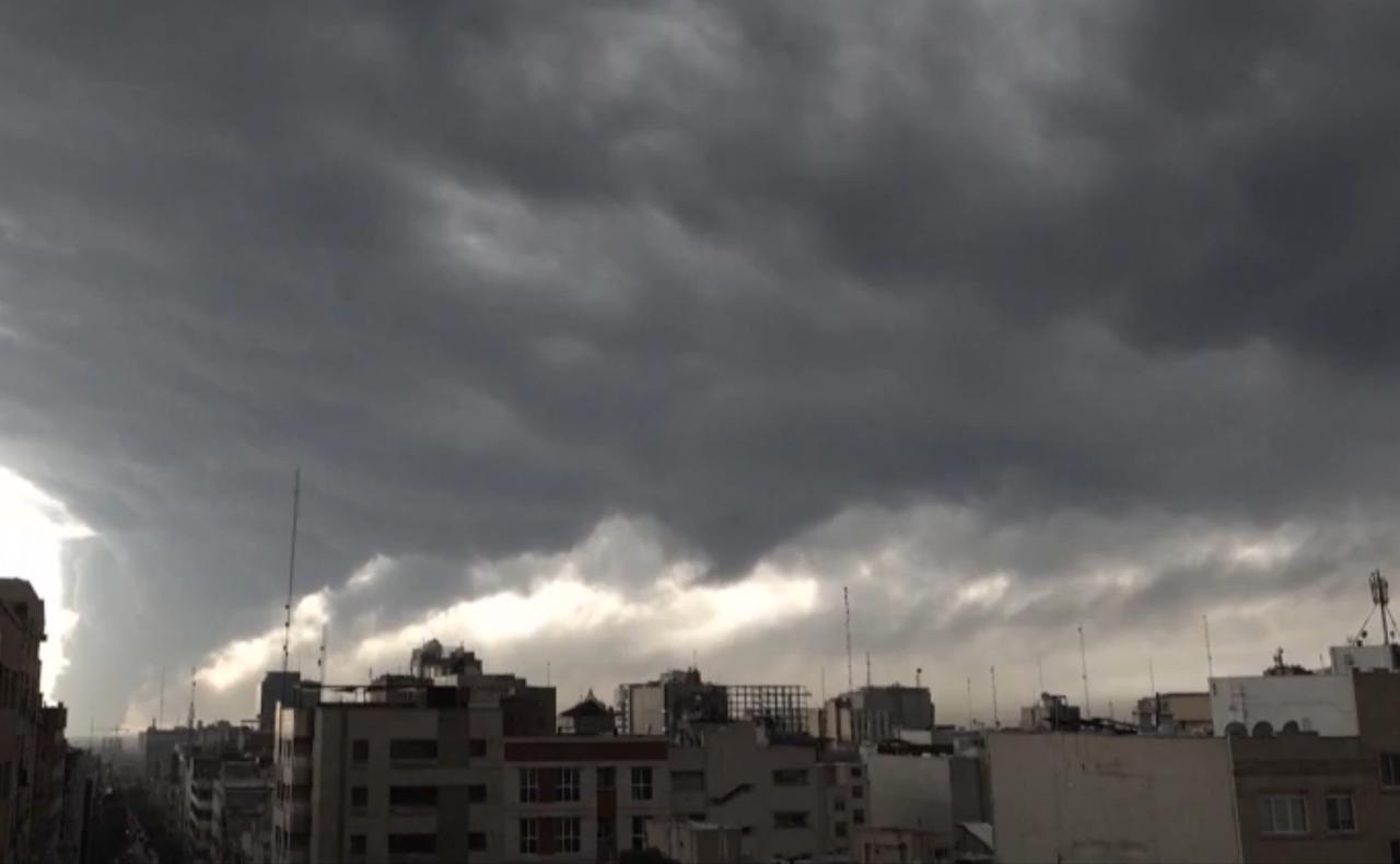 德黑兰上空阴云笼罩，局势极度紧张。当地时间9日，伊朗导弹接连升空，精准打击美军反