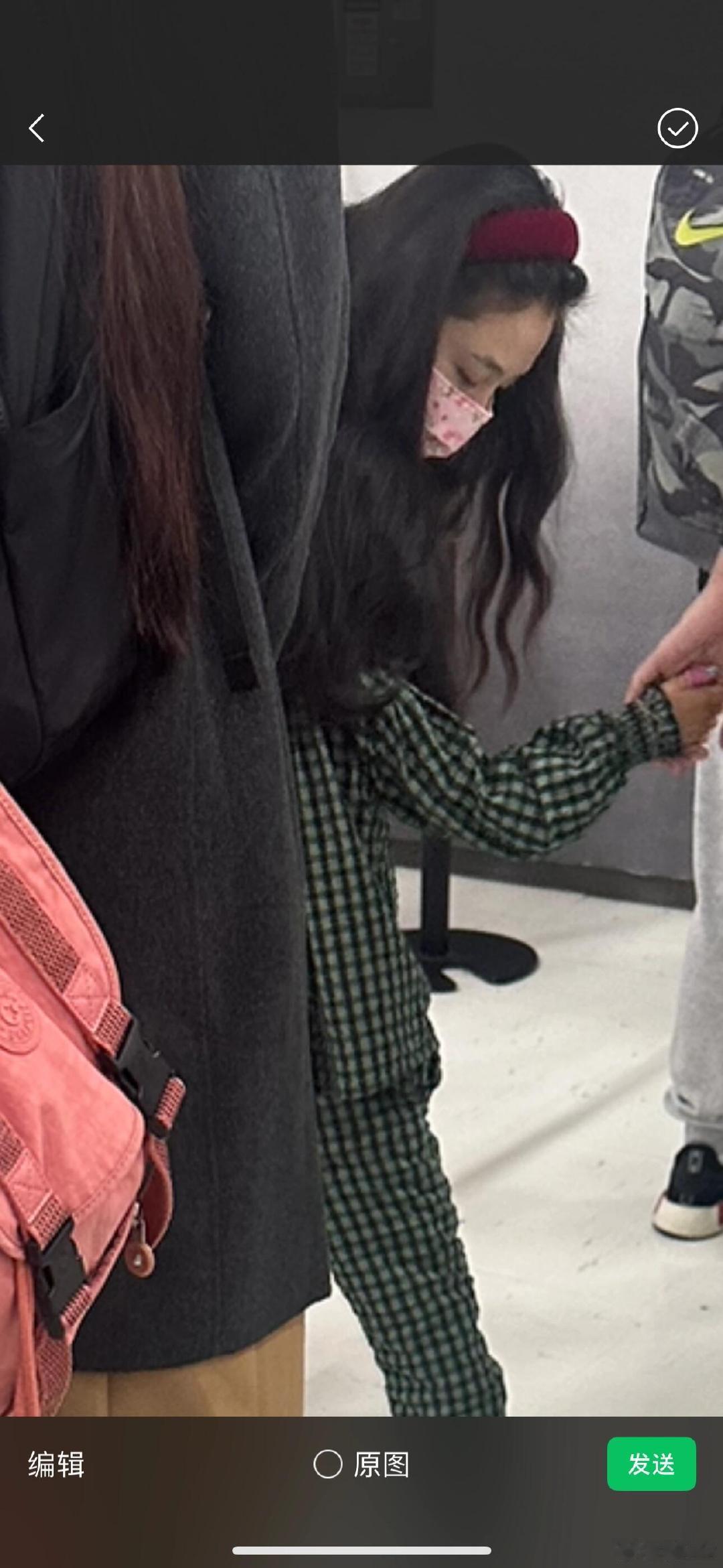 机场偶遇吴倩带女儿出游  机场偶遇吴倩带女儿出游，隔壁的男士是张雨剑嘛..  