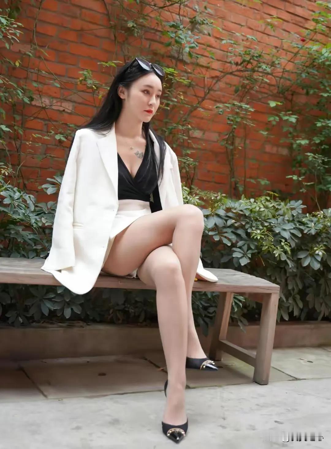 冷艳的长裙美女，白裙美女，形象离家，高颜值，好身材