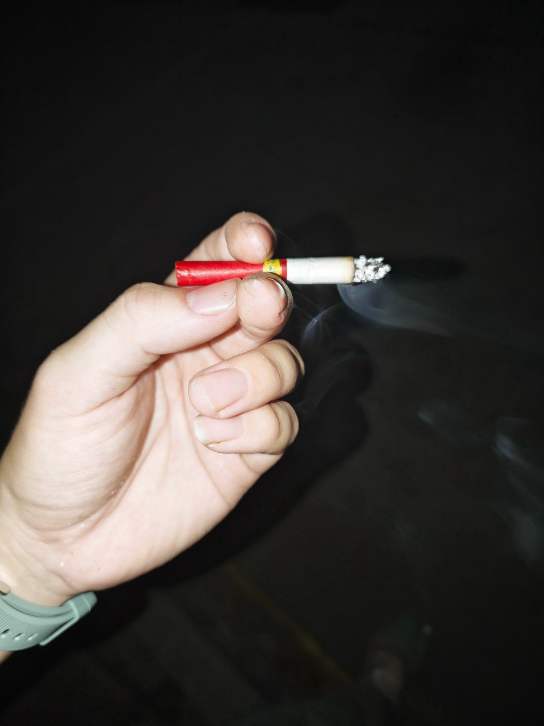 刚才那一波躯体化如心慌，胸闷，太严重了，想起来车上有给别人发的用的烟，赶紧拆了一