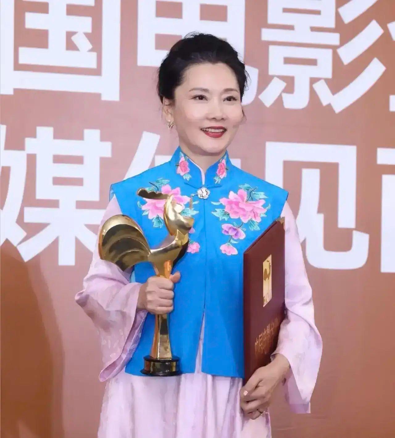 何赛飞获得了最佳女主角金鸡奖得主，她那语无伦次的获奖感言，令无数观众为之动容。
