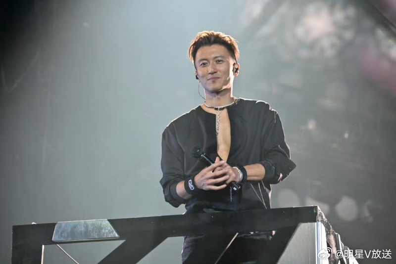 谢霆锋你也很爱毛孩子吧 谁能不被谢霆锋的温柔戳中！听闻七只狗狗跋涉17公里回家的