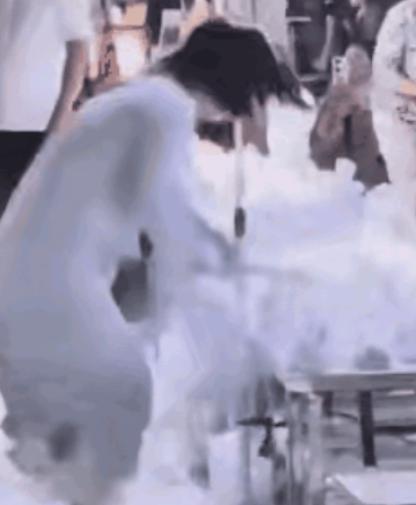 “太冲动了！”山西，一女子看上路边摊上的一个石膏雕塑，问老板怎么卖，老板说20元