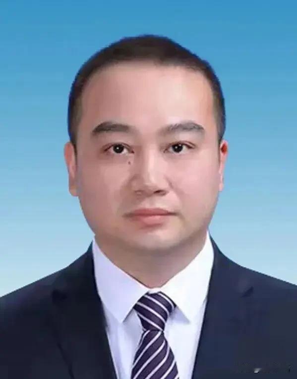 刚才散步时遇到了一位在县人大工作的朋友，闲聊时他告诉我，华容县新调来了一位年轻的