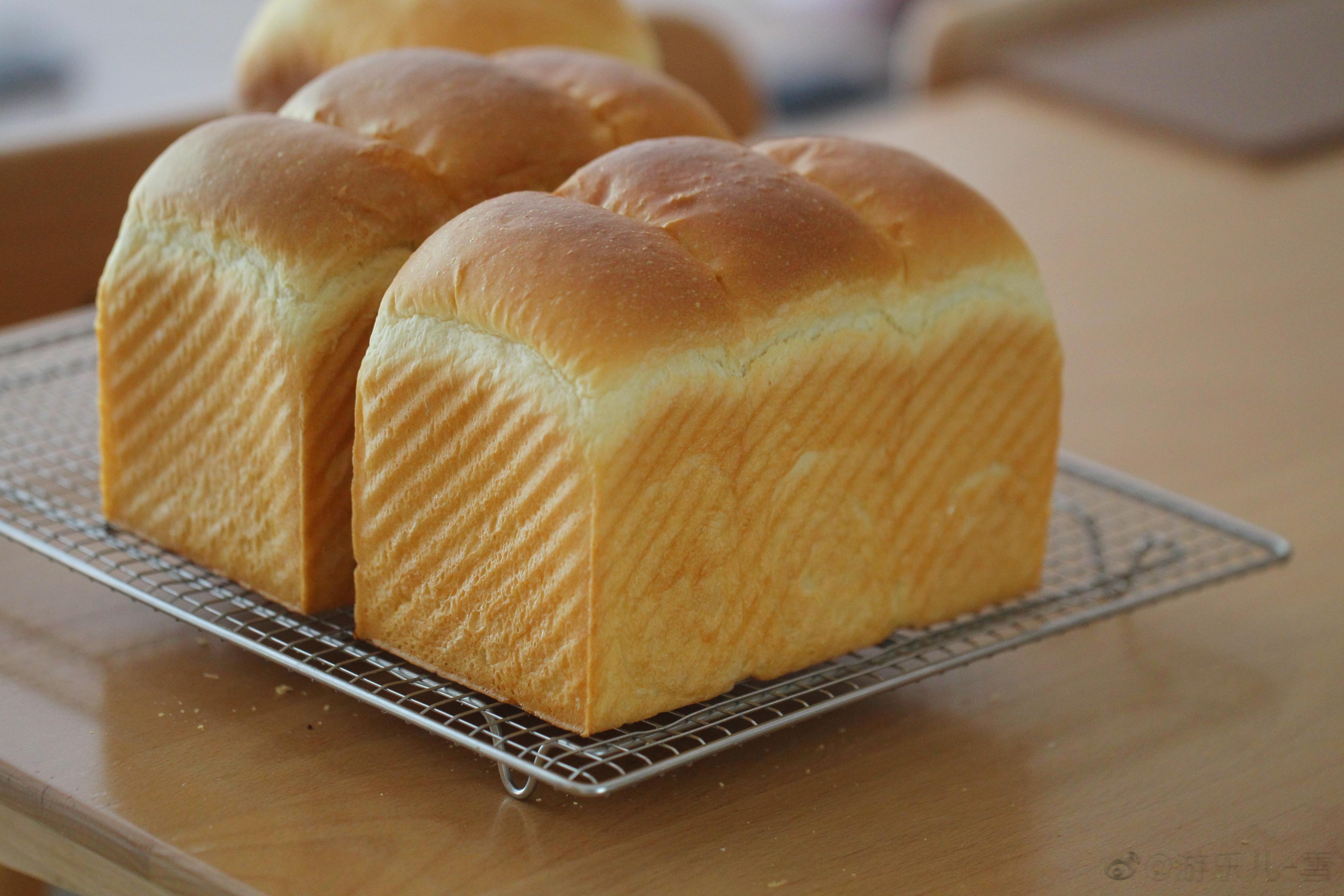 实验二同样的配方，昨天是面包机制作，今天是烤箱i7+厨师机m5制作。步骤和时间肯