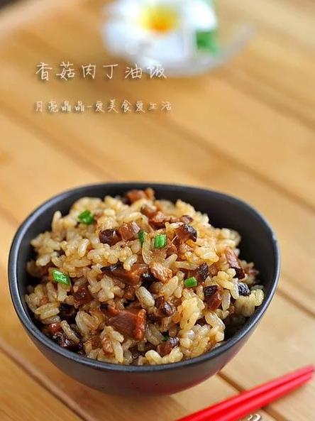 《七律～梦遇油饭》

入梦三分但感寒，
重来LlBAl再心宽；
题诗半首难期热，