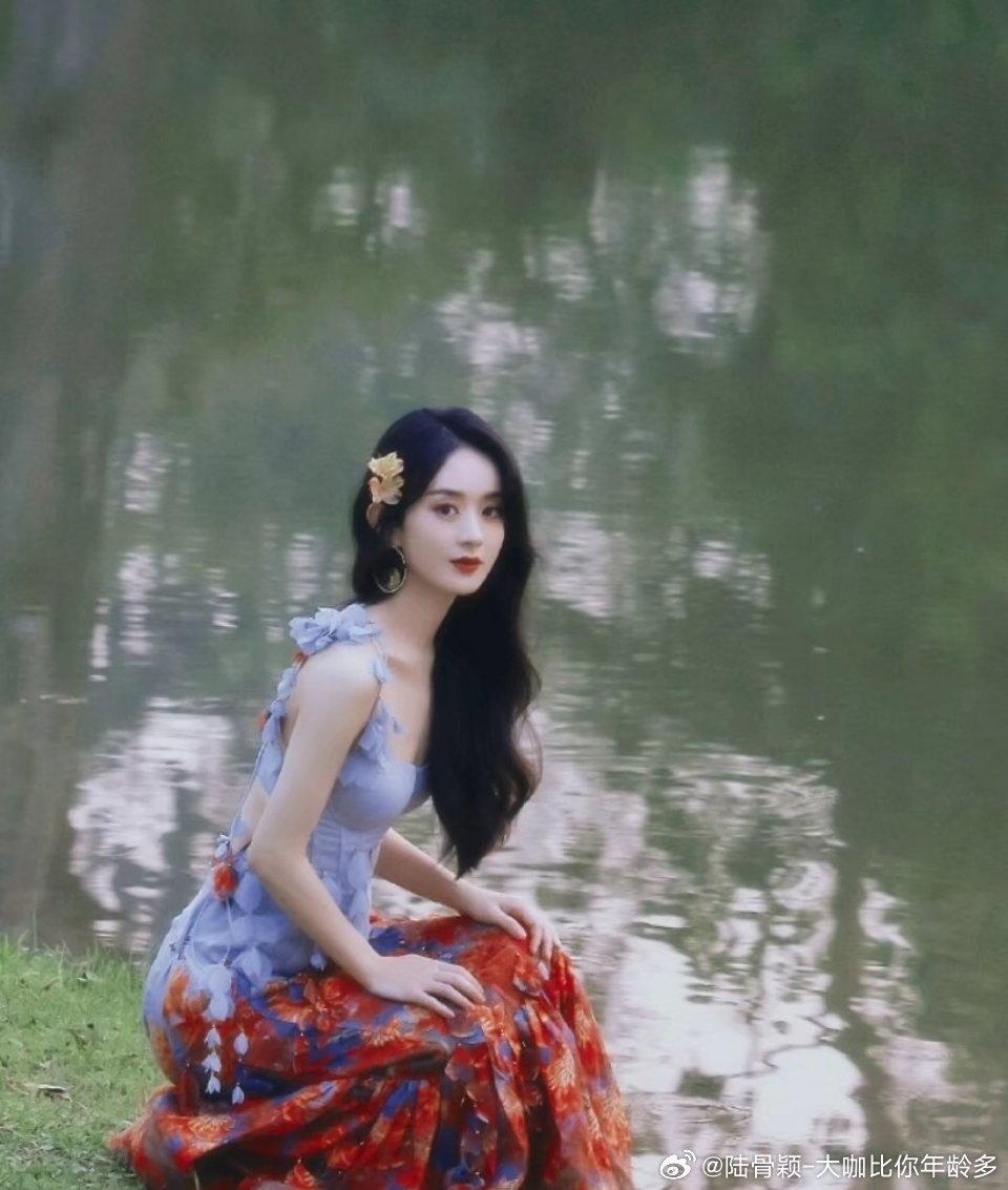 赵丽颖正能量 zly赵丽颖 浪漫主义者都是暗处迎盛阳的玫瑰  𝙍𝙤𝙢𝙖?