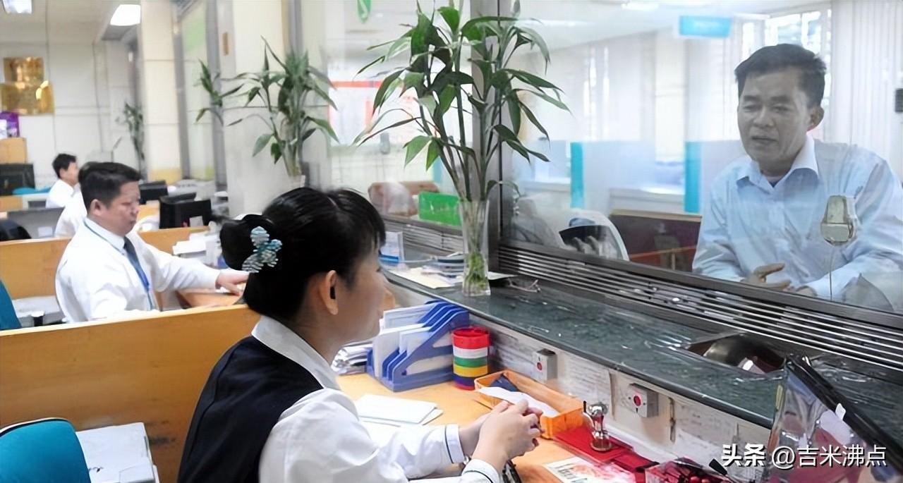 定存利率跌破1%，银行倒了钱还能拿回来吗？
手里的存款，到底算钱还是纸？
现在存