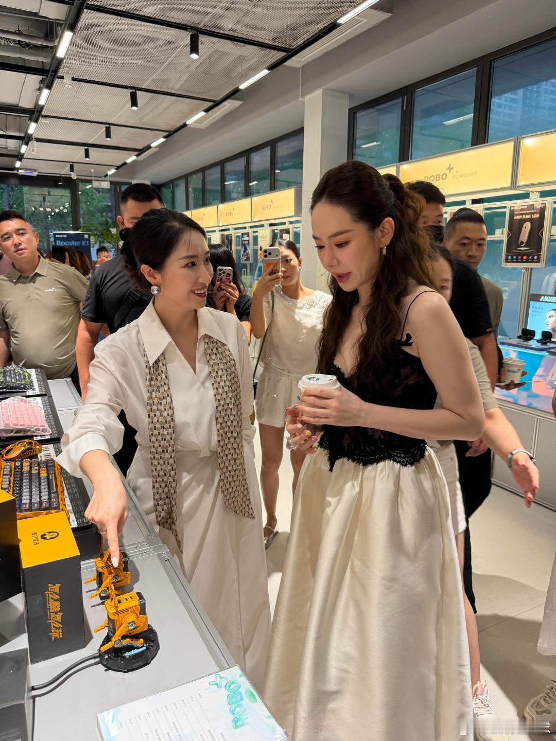 还以为是早期戚薇戚薇半扎发梦回夏友善还以为是早期戚薇，这么美直接梦回夏友善了 