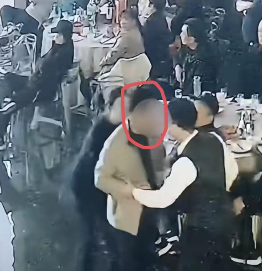 有的人是真的坏！
看看这个大爷，
自己家有白事，竟然想故意
冲撞新娘想“冲喜”！