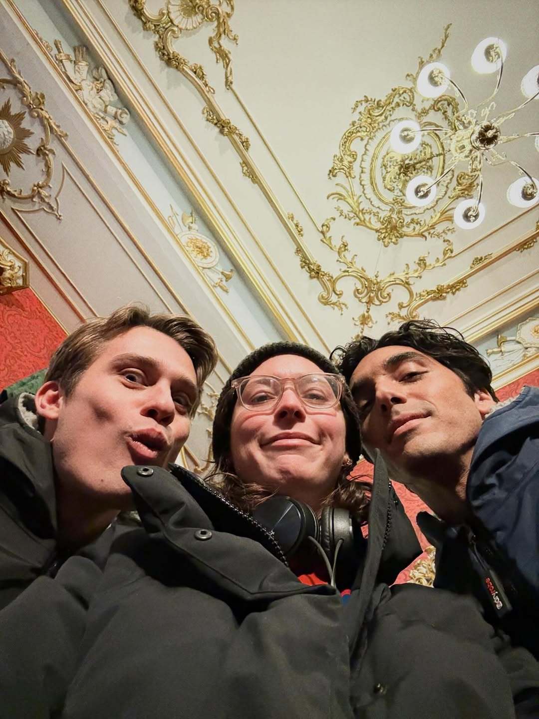 热拍中的《星条红与皇室蓝2》曝光新片场照🎬，小说作者Casey McQuist