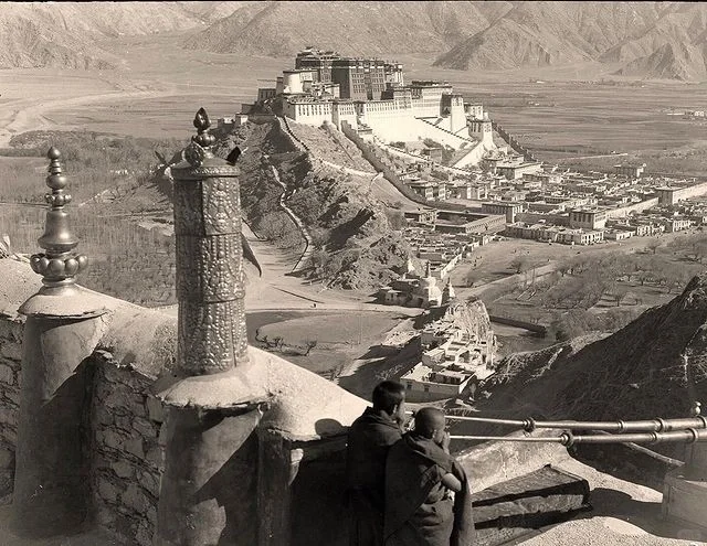 1936年，西藏拉萨，僧侣吹拉隆，远处的布达拉宫。
