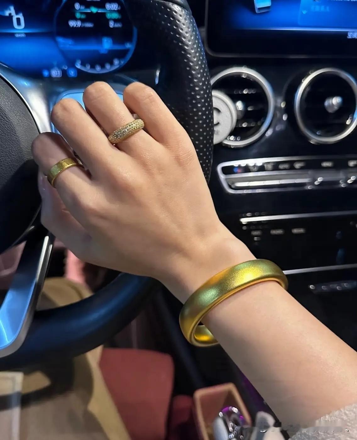 奉劝大家一句！赶紧把金镯子、金项链都收起来，别戴出门了！

你们看今天的金价了吗