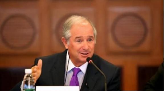 美国超级富豪苏世民，公开放话：“美国正在把中国逼成无法战胜的对手！”随后，他捐款