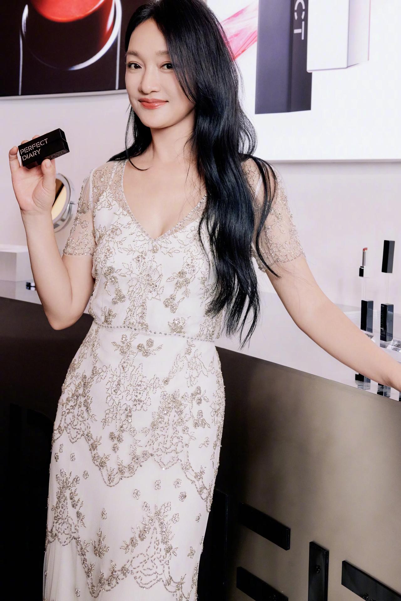 周迅长发长裙，亭亭玉立的感觉，非常淑女，还怪好看呢。#明星魅力不设限# #女星魅