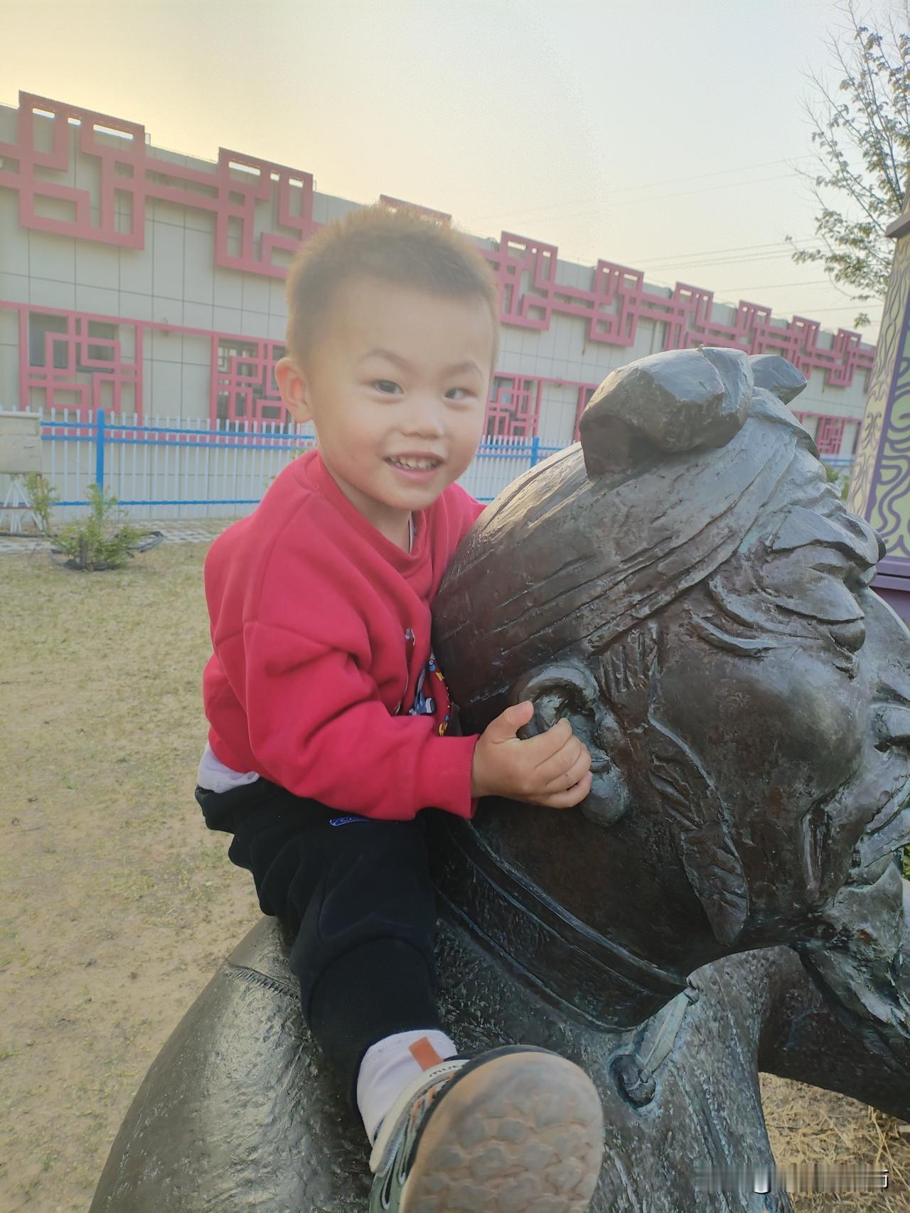 今天我带孙子去公园玩，这小家伙眼睛骨碌碌直转，对什么都充满了好奇。一会儿瞧瞧花丛