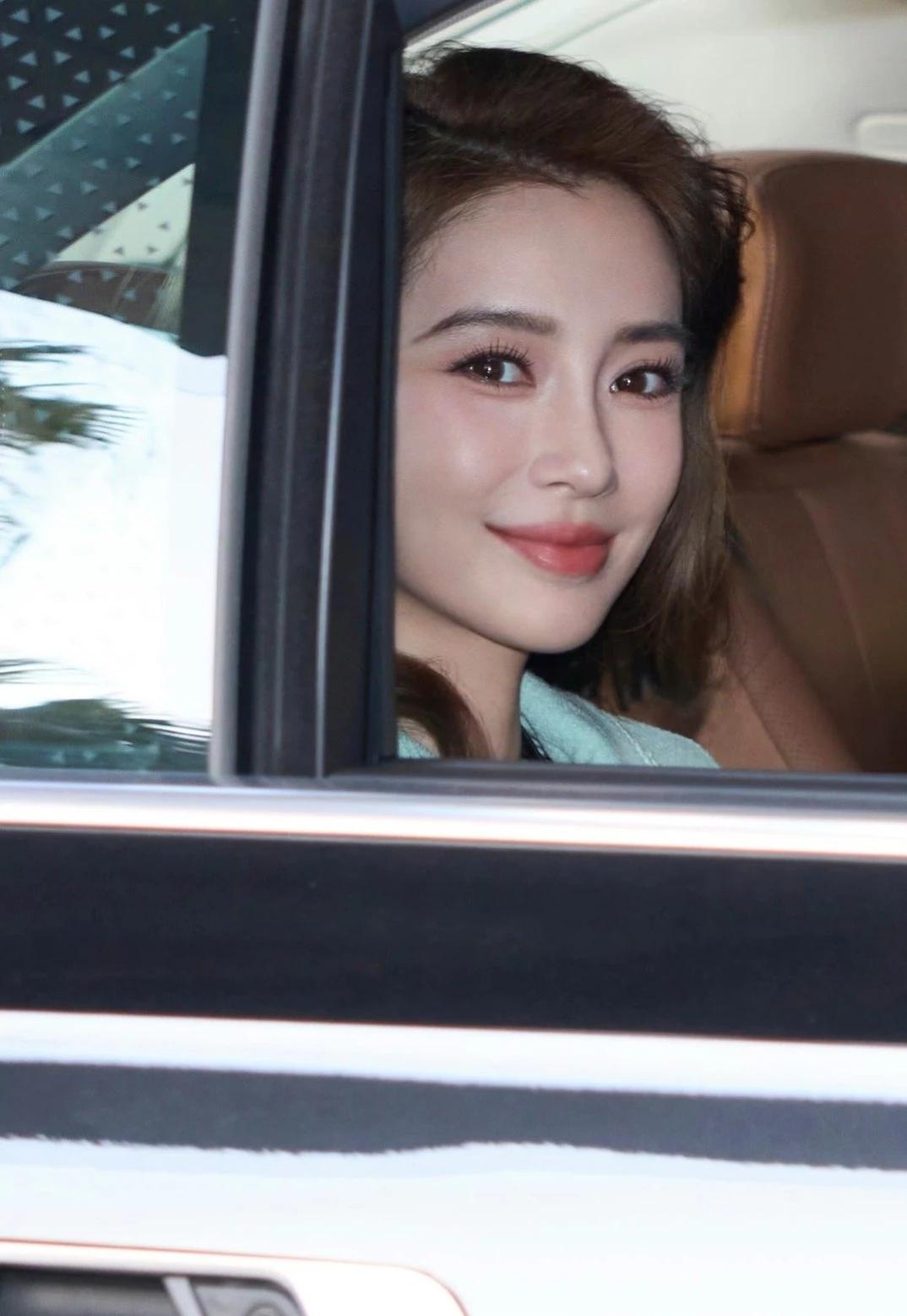 Angelababy杨颖颜值回升啦，新发色超抢眼，感觉她最近心情美美哒，像是被好