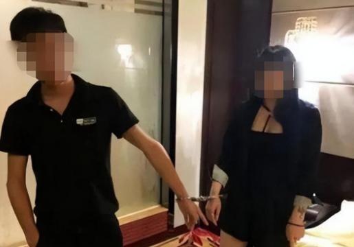 深夜11点过，上海静安区某经济型酒店一楼，发生了极其骇人的一幕。

住客张先生和