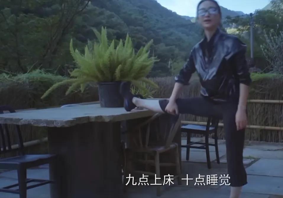 周迅：“我有一阵子啊，9点上床，10点睡觉，然后早上5点半起来练功，我大概过了有