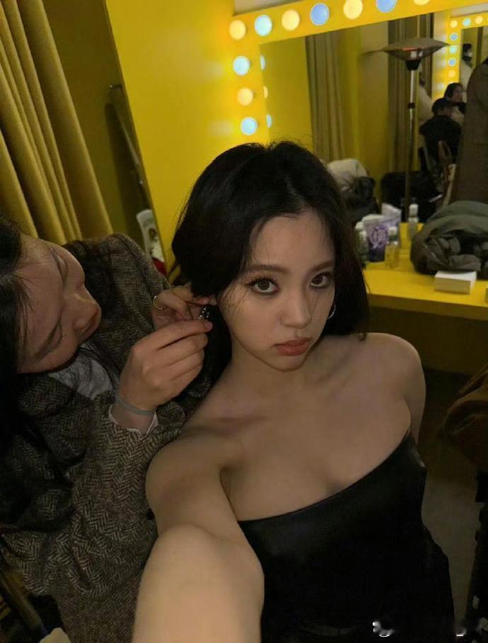欧阳娜娜的着装是个人自由的体现，我们应尊重每个人的独特时尚风格和表达方式。评价他