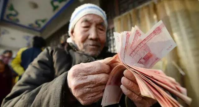 关于年轻人月入3000而老人退休金上万的问题，这是一个非常复杂的问题，不是简单的